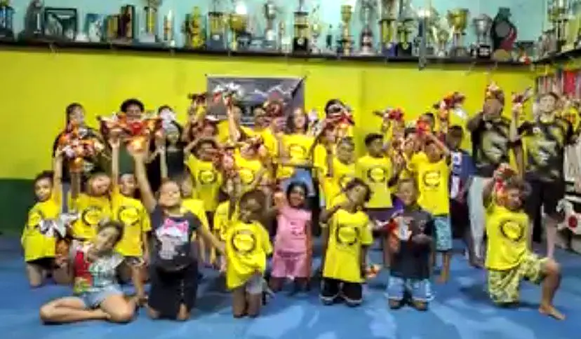 Turma do Projeto Raça reunida em um ginásio