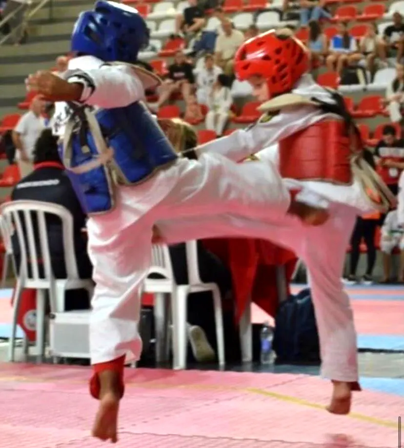 Jovens atletas de taekwondo durante uma luta