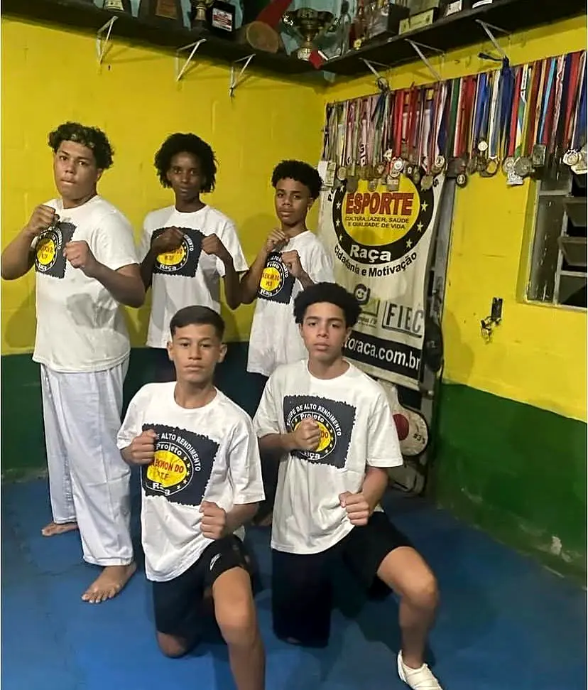 Jovens atletas do Projeto Raça exibindo medalhas